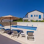 House Dan With Private Pool