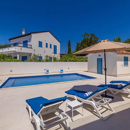 House Dan With Private Pool Kras