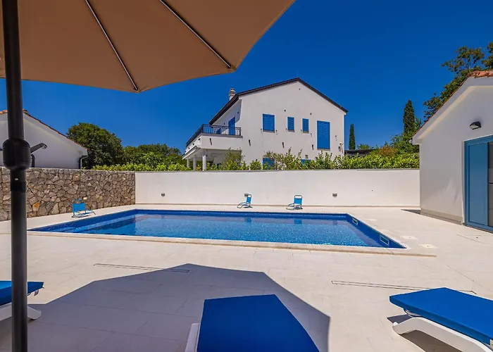 House Dan With Private Pool Willa